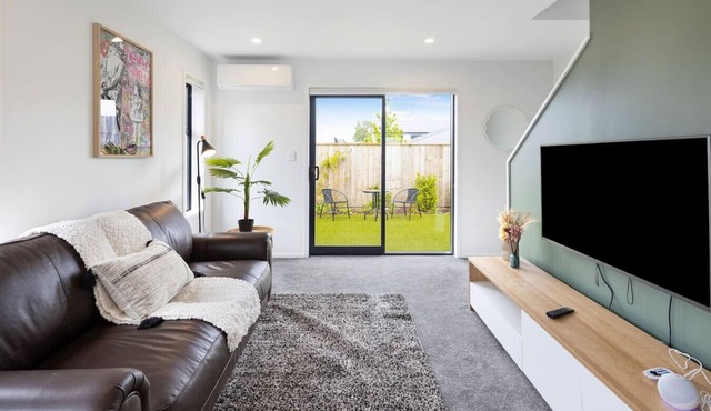 Convenient & Cozy 2BR Retreat - Oliver Place