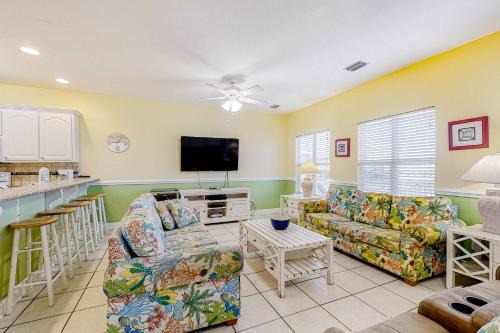 Convenient Gulf-Front Condo with Shared Pool Hot Tub Sauna Private Balcony