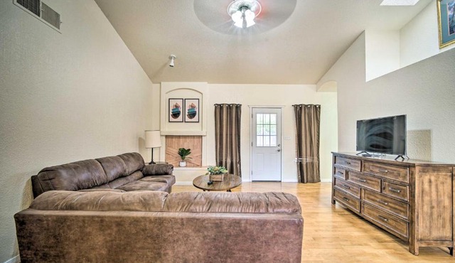 Convenient Las Cruces Home w/Patio & Grill!