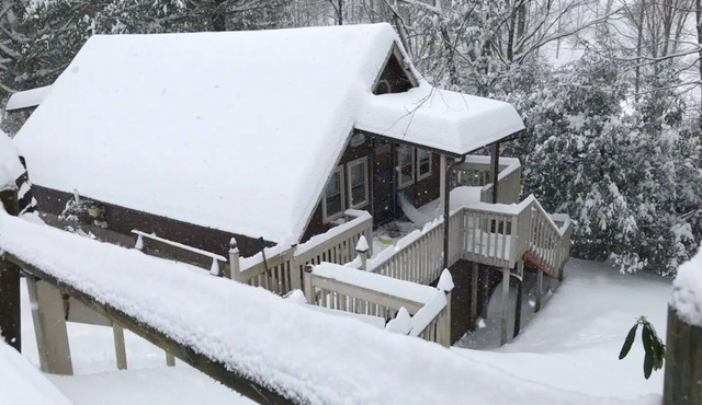 Convenient Location! Cozy Chalet near App Ski Mtn, Between Blowing Rock & Boone