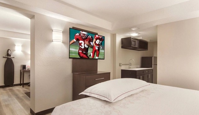 Convenient Location! 2 Sleek Units, Pet-Friendly, Free Parking