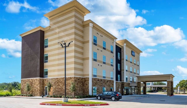 Convenient Location! FREE Parking & Breakfast, Short Drive to Katy Heritage Park
