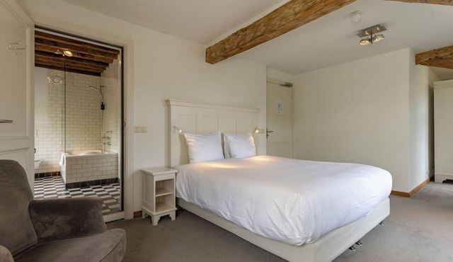 Convenient Location with Free Parking, Free Dining! Close to Kasteel D'Erp!