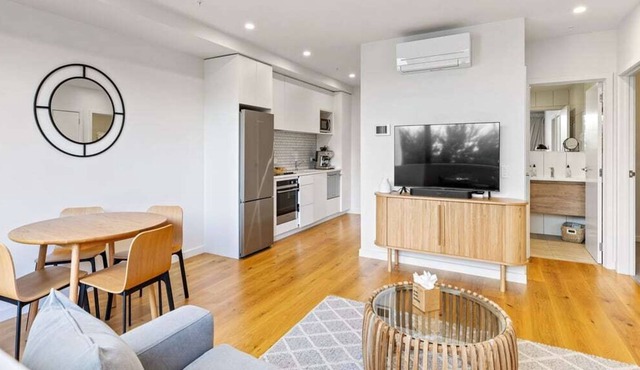 Convenient Modern 2-Bedroom Unit with Free Parking