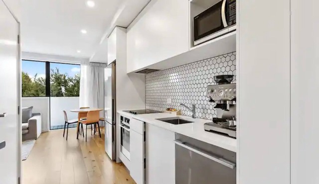 Convenient Modern 2-Bedroom Unit With Free Parking