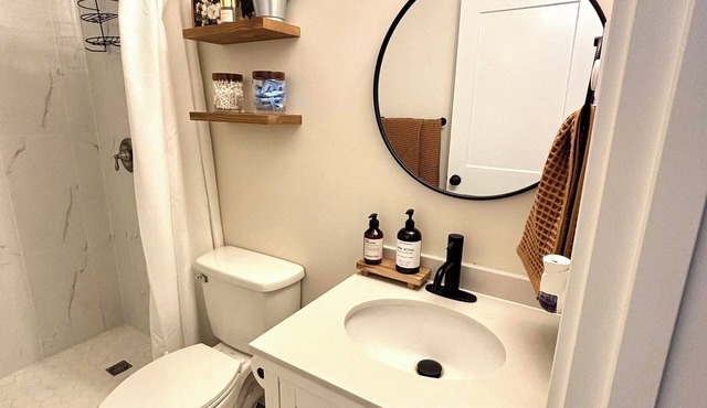 Convenient modern 2br home, 5 mins from airport.