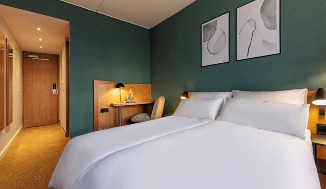Convenient & Modern Pet-Friendly Room Close to Parks and Shopping Areas