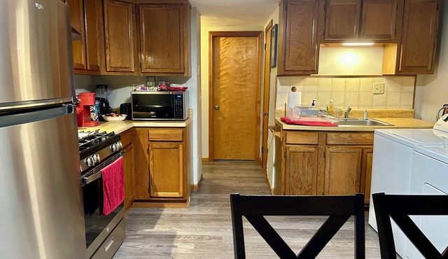 Convenient pet friendly 2br/3bd w/full bathroom located in a safe & quite city