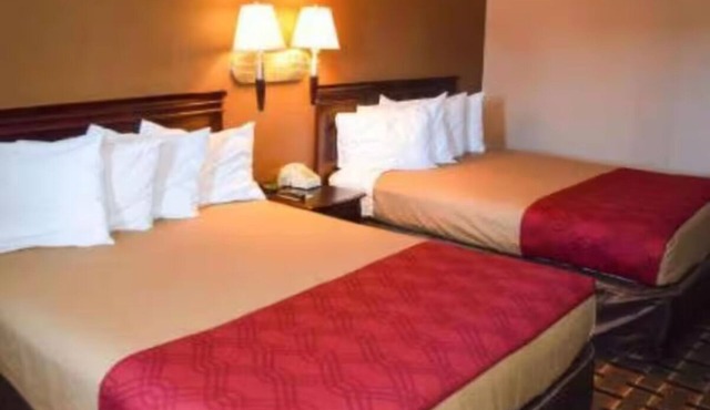 Convenient Queen Room for Families or Couples – Affordable Rates, Great Location