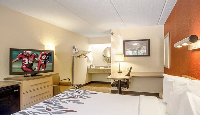 Convenient Room Close to Silver Sands and Milford Dining