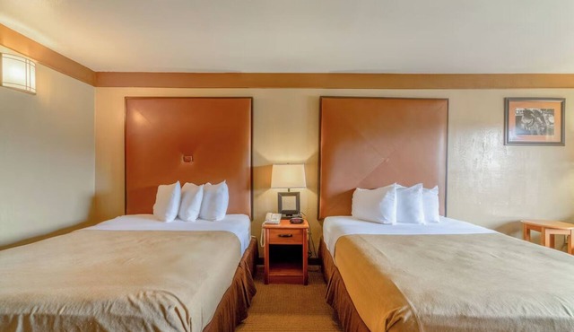 Convenient Room w/Two Queen Beds & Private Bathroom Near Beeville Center