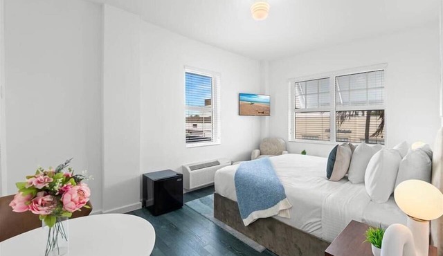 Convenient South Beach Stay! Outdoor Pool & nr Lummus Park, Miami Beach