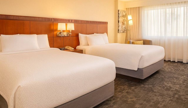 Convenient Stay! 2 Relaxing Units,Seasonal Pool, Pets Allowed!