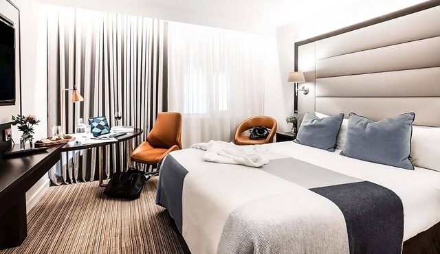 Convenient Stay in Dublin Downtown! Stylish Hotel Close to Irish Whiskey Museum