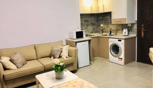 Convenient studio 13 mins to downtown - steps away to great food, cafes, shops