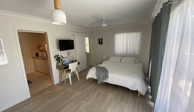 Convenient studio; minutes to beaches, shops, sport grounds; off street parking
