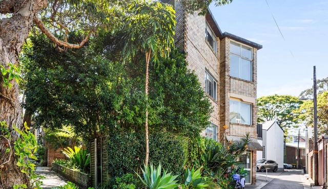 Convenient Studio in Trendy Inner-City Suburb