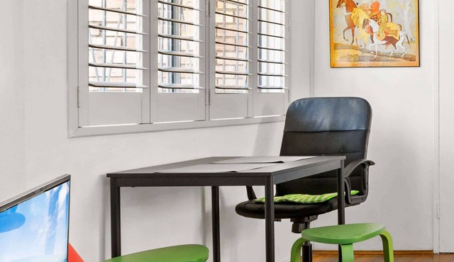 Convenient Studio in Trendy Inner-City Suburb