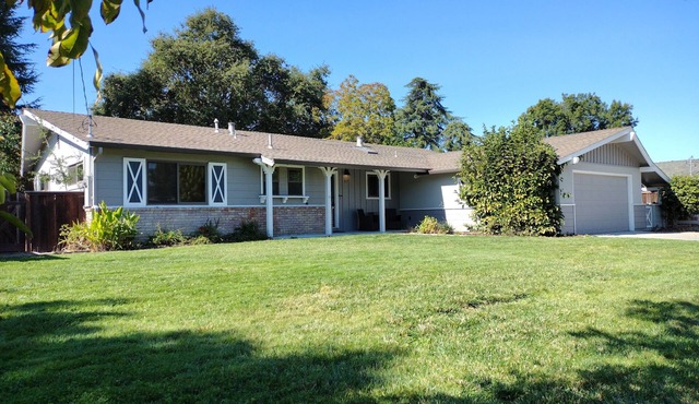 Conveniently Located Walnut Creek House 3 Br, 2 Ba w/Large Private Backyard