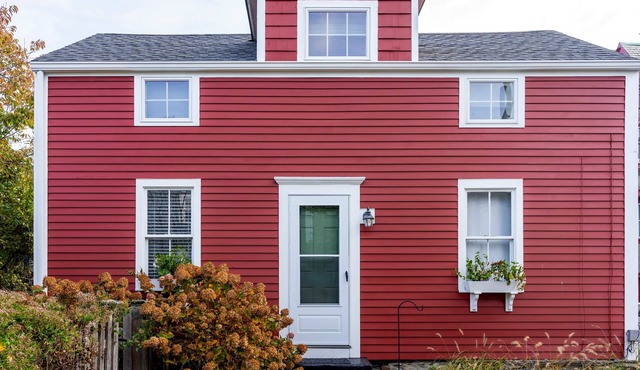 Conveniently located 3BR Home w/Outdoor Dining