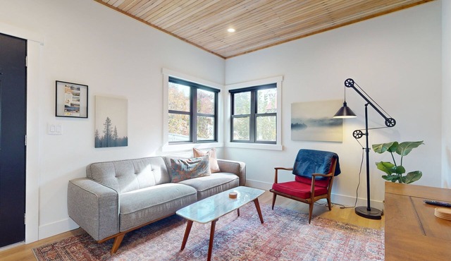 Conveniently located, Cabin w/foosball, gas grill, kids games, near town!