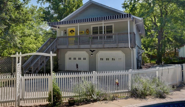 Conveniently located charming carriage house in historic neighborhood.