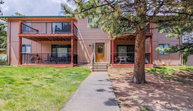 Conveniently located mountain condo with balcony, wildlife views, & golf course