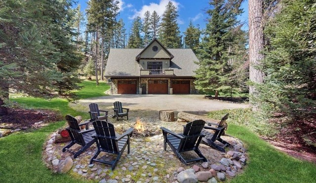Conveniently located home w/full kitchen, w/d, deck & near lake