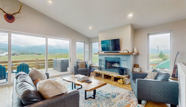 Conveniently located home with wifi, hot tub & great views - dog friendly