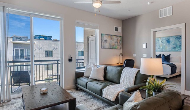 Convention Ctr 2BR/2BA Luxury Apartment Pool, HTub, Theatre