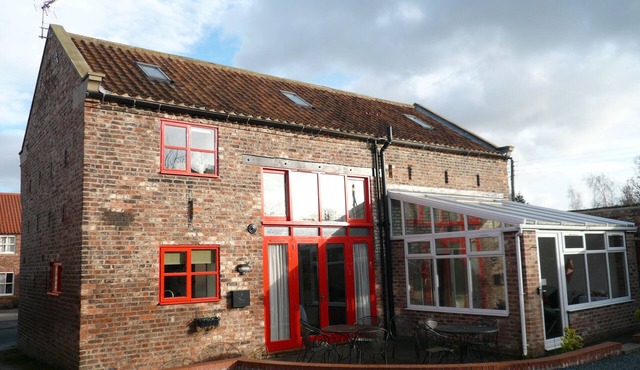Converted farmstead that sleeps 26; 6 showers, 2 baths;table tennis; sauna; gym.
