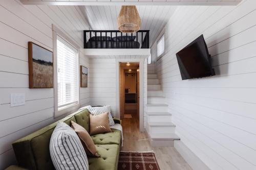 Convient tiny home private deck