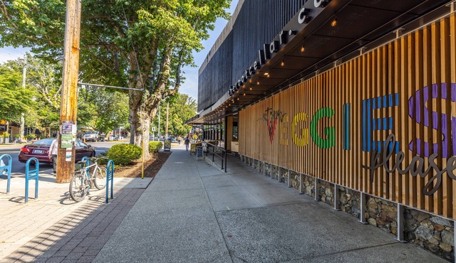 Cook Street Village Suite with Parking