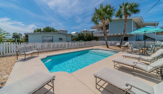 "Cool Breeze" |Steps to Beach | Private Pool | Dog Friendly | 2 Bikes included