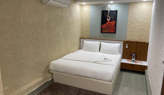 Cool hotel with AC in vibrant Kozhikode
