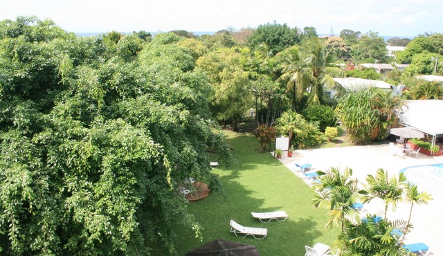 Cool top floor 1 bed Apartment with Shared Pool and Beach Club Membership.