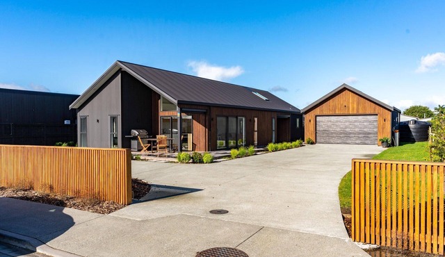 Cooper Bach - Modern, well-equipped, family friendly home - small dogs on request