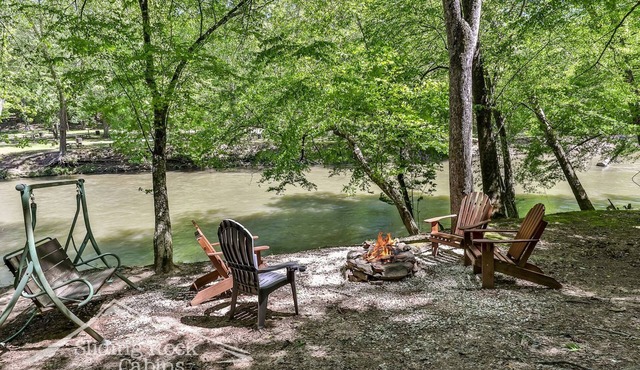 Coosawattee Riverfront, hot tub, pet friendly-fenced yard, pool table, sauna.
