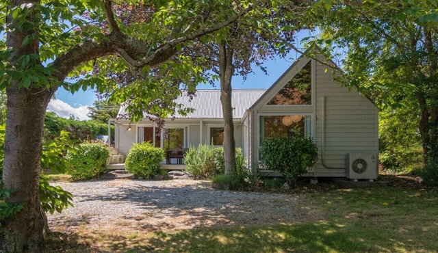 Copper Beech Cottage - Wharewaka Holiday Home
