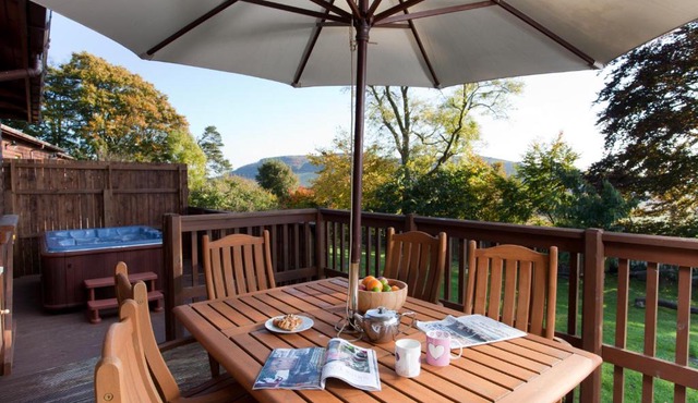 Copper Beech Lodge with Hot Tub