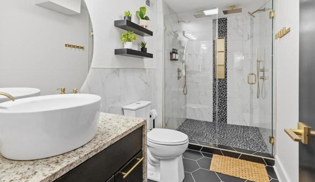 Corner Flat off Meridian - Walk Anywhere Downtown