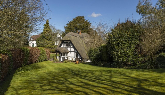 Corner Thatch - a charming cottage that sleeps 4 guests in 2 bedrooms