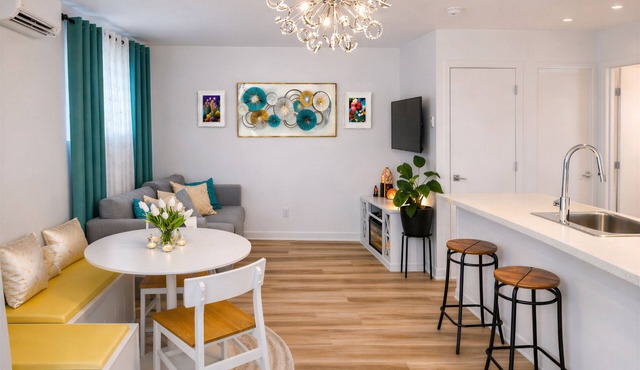 Corporate Stay Longueuil | All-Inclusive, Workspace, Parking, Pets, EV, Fastwifi