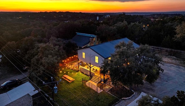 Cosmic Cowboy Hot Tub, Fire Pit, Games Sleeps14