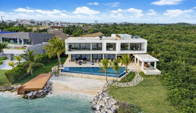 Costa Azul: Oceanfront villa w/private beach, pool, pickleball, jacuzzi & full staff