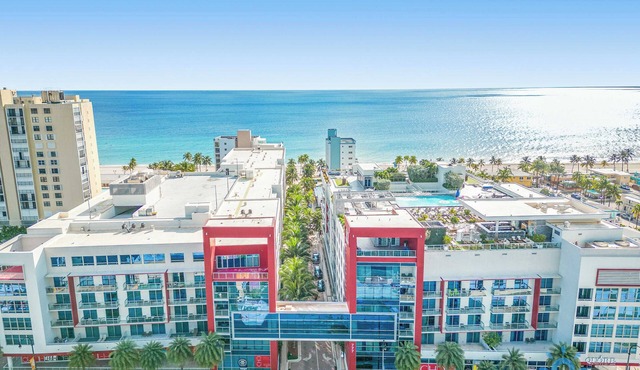 Costa Hollywood