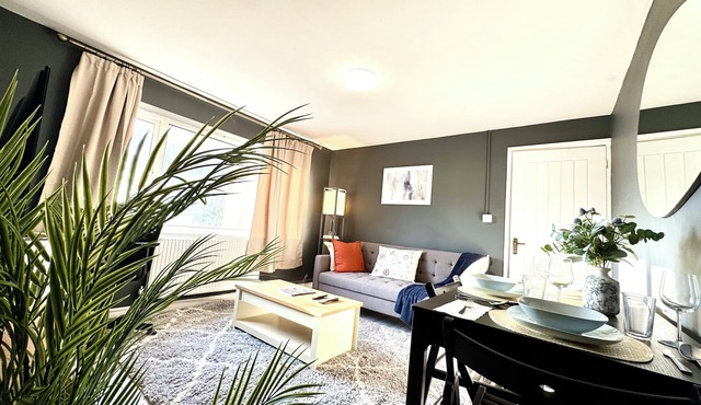 Cosy 2 Bed Flat, ~6 Guests, 4+ Free Parking RG28PY,