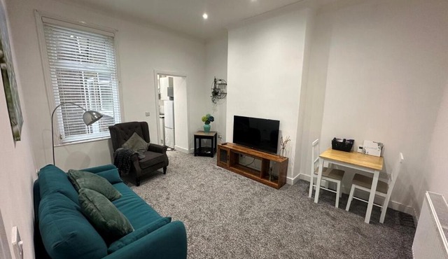 Cosy 2-bed flat, great location
