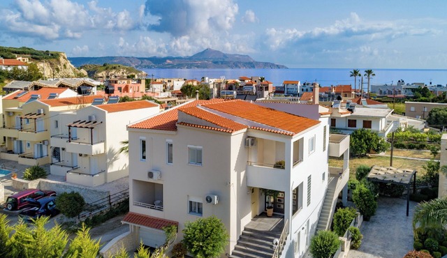 COSY 2 BEDROOM APARTMENT NEAR CRYSTAL WATER SANDY BEACH