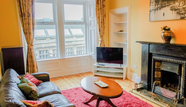 Cosy 2BD Flat on Vibrant Leith Walk, Edinburgh